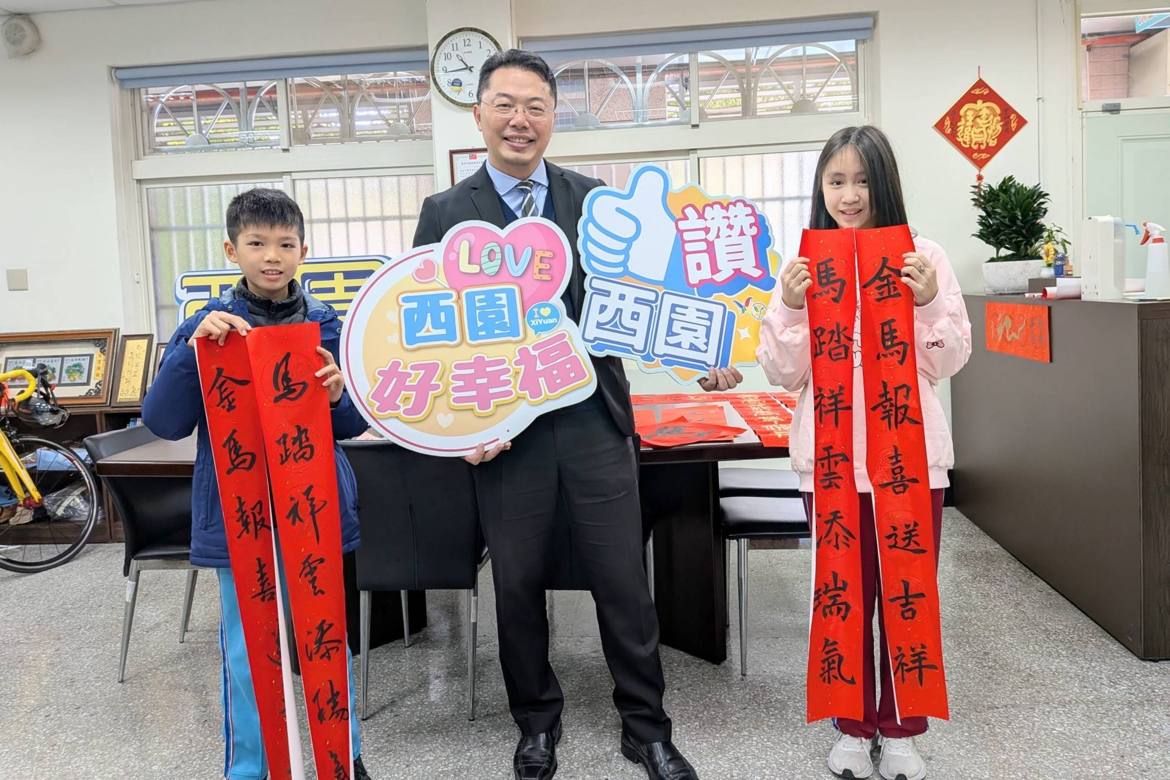 吳盈寬同學與蕭艇達同學與張勝順校長合影